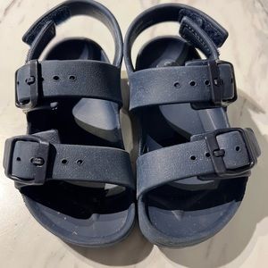 Gently used sandals w Velcro